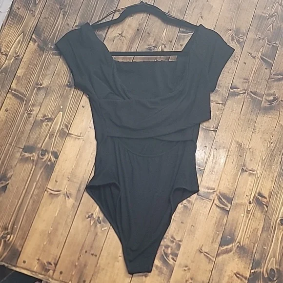 Black Sammi Cut Out Bodysuit - Picture 2 of 4